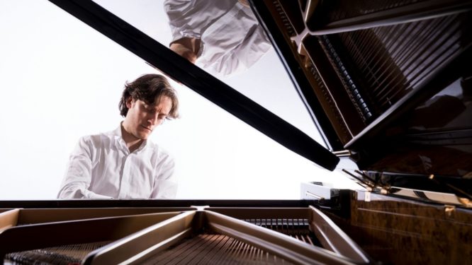 Alessandro Taverna, pianist