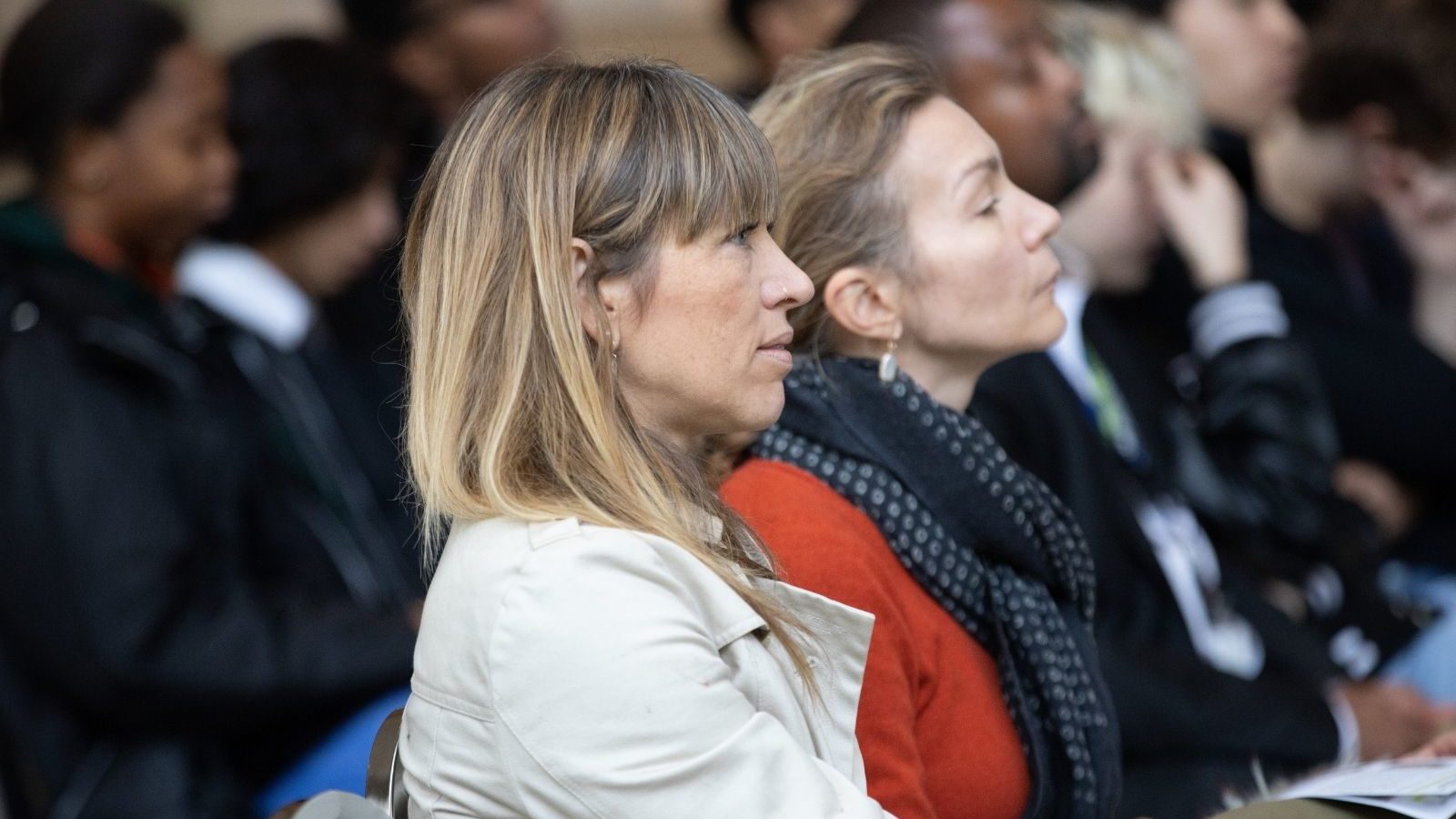 Invitados escuchando atentamente durante el evento educativo en la DSO