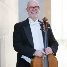 Christopher Adkins, director de violonchelo, Fannie y Stephen S Kahn, presidente de la Sinfónica de Dallas.