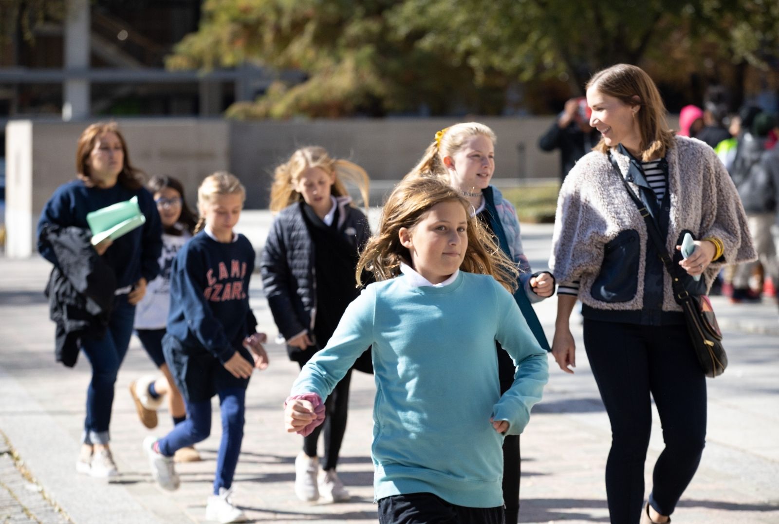 Los niños que entran en el Centro Sinfónico de Meyerson