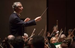 El director musical Fabio Luisi dirige la Orquesta Sinfónica de Dallas