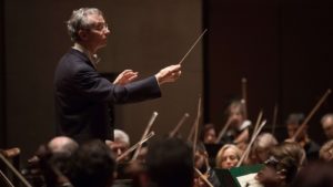 El director musical Fabio Luisi dirige la Orquesta Sinfónica de Dallas