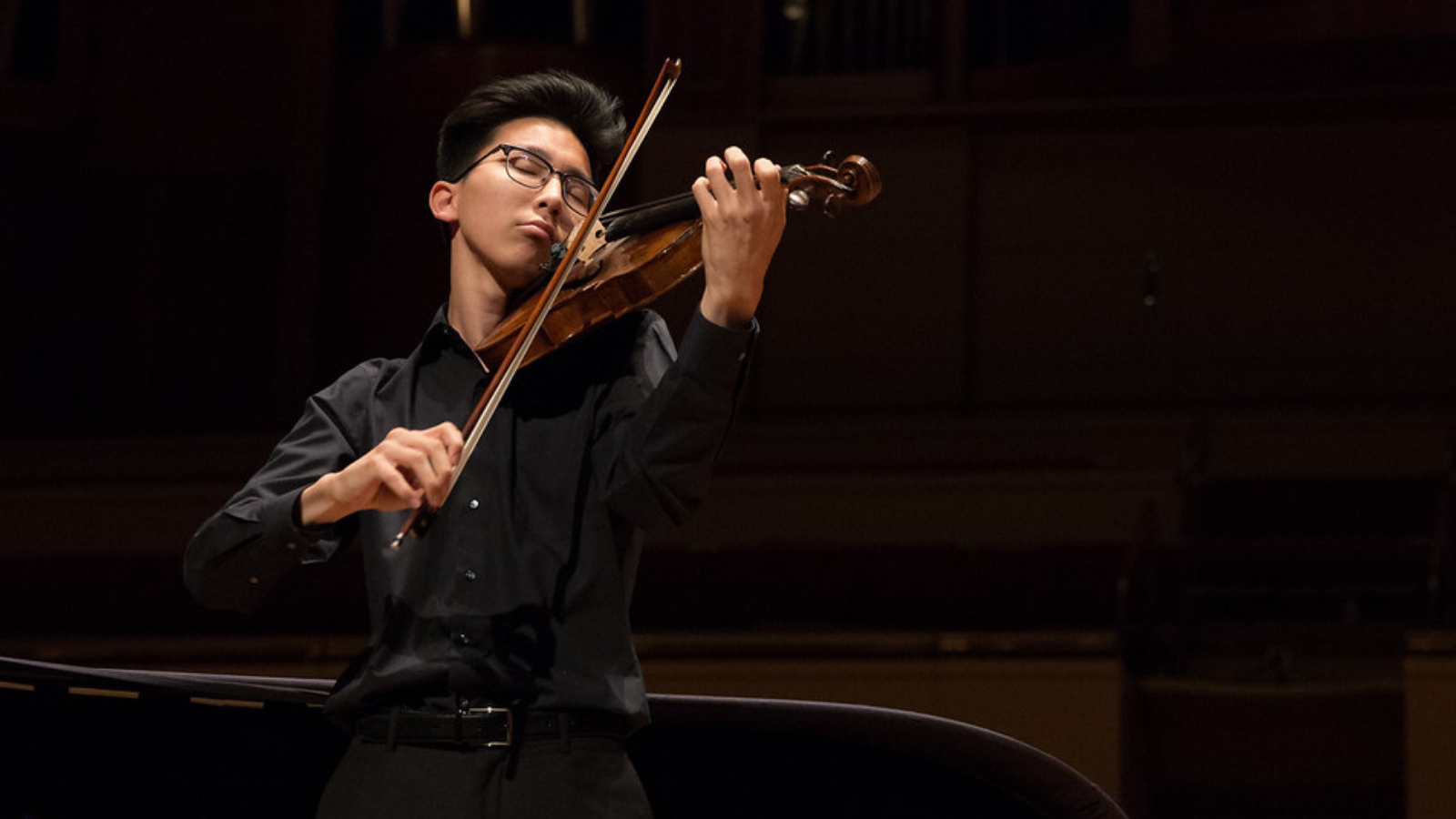 El violinista compite en el concurso de Lynn Harrell