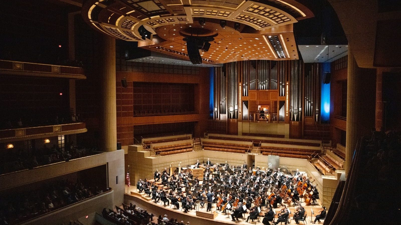 orquesta completa de meyerson en el escenario