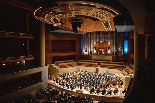 orquesta completa de meyerson en el escenario