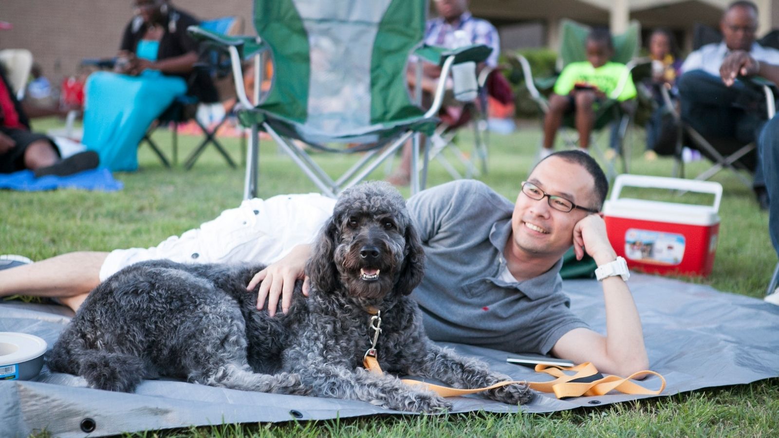 Un hombre y su perro en un evento de la comunidad DSO