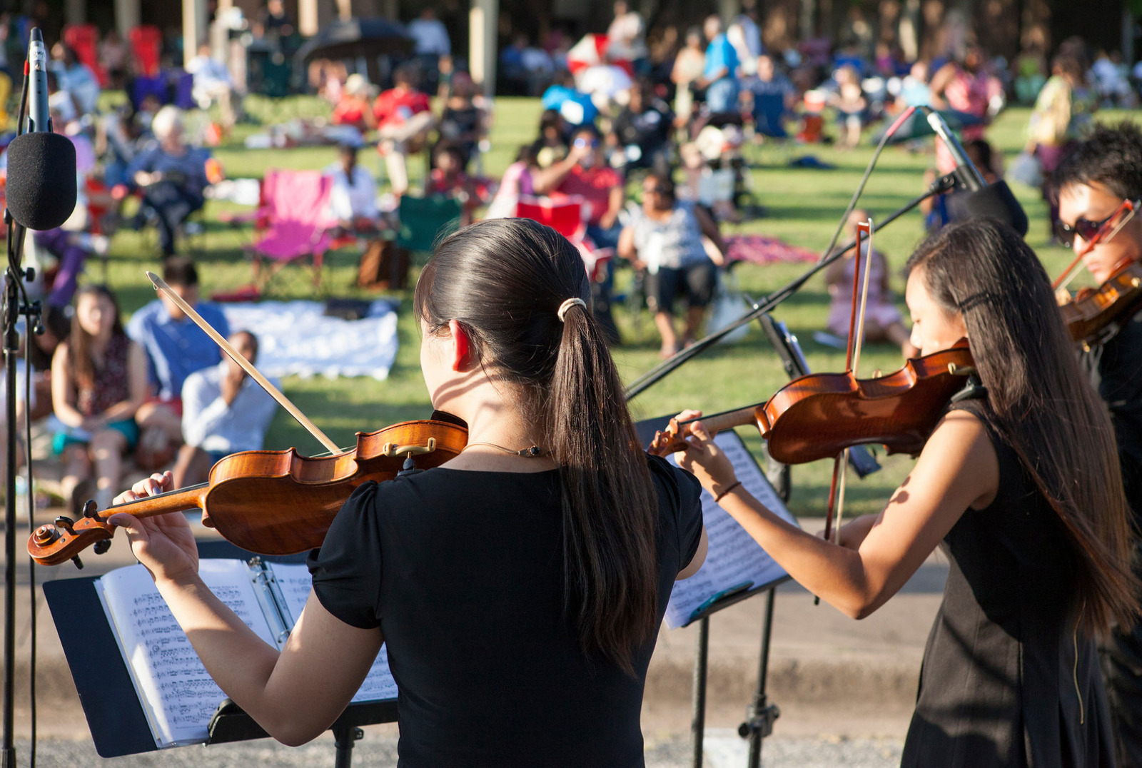 Los músicos del DSO tocan en un escenario al aire libre