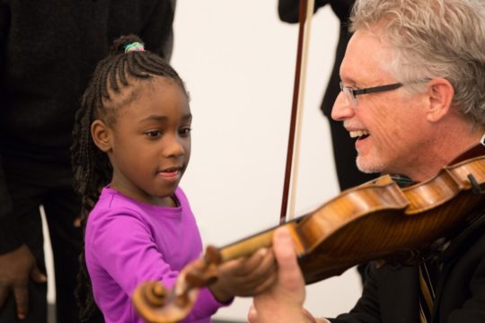 bruce wittrig tocando el violín con un joven estudiante