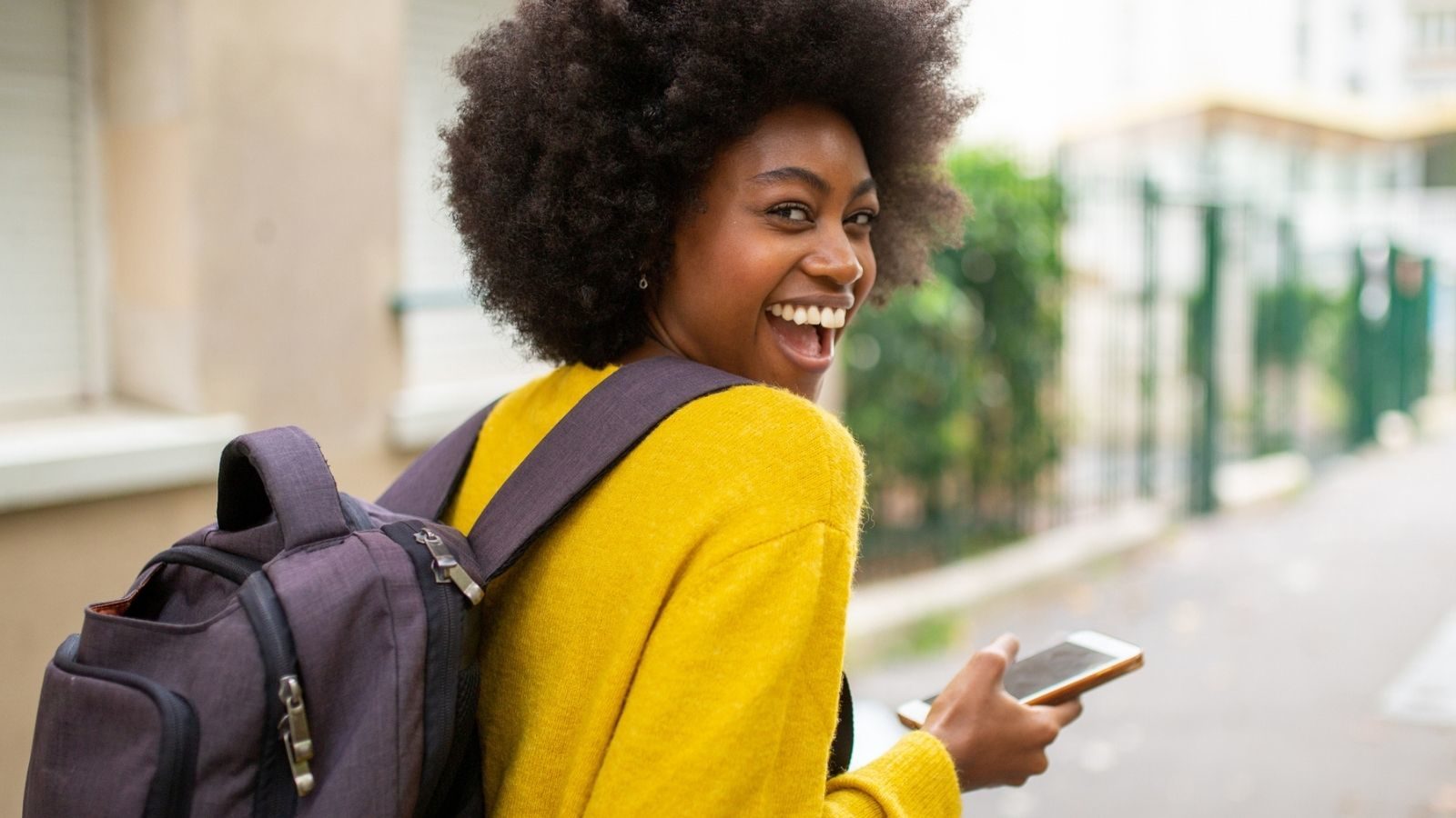 El programa de tarjeta universitaria DSO ofrece a los estudiantes universitarios un boleto gratis con una tarjeta universitaria y una identificación válida, además de descuentos adicionales para sus amigos y familiares.