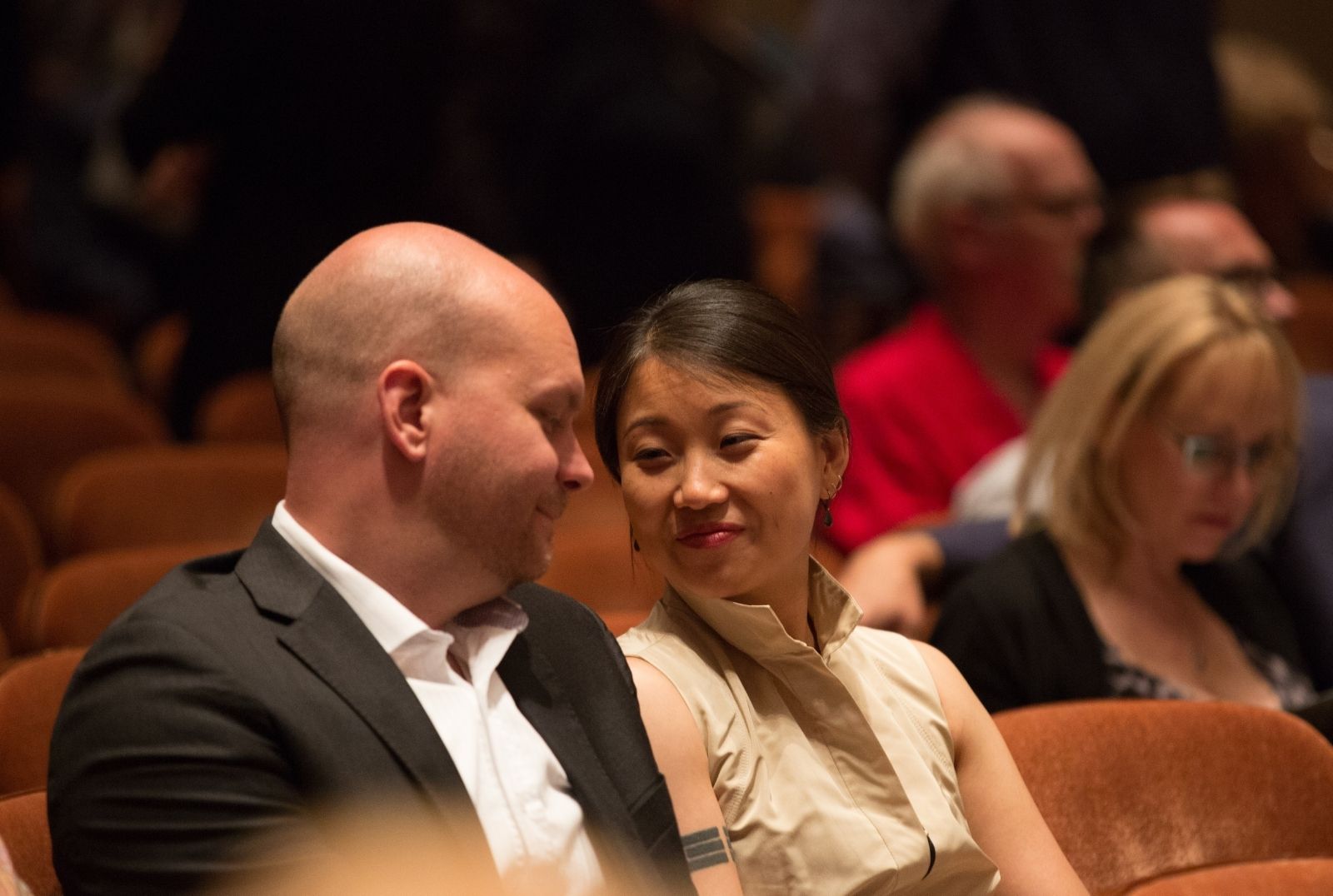 Una pareja conversando en la Sala Sinfónica Meyerson antes del concierto