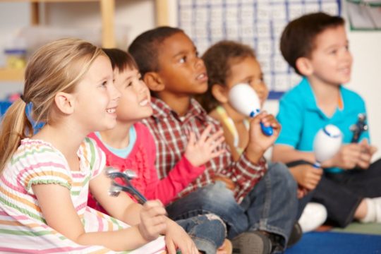 los niños de primaria en la clase de música