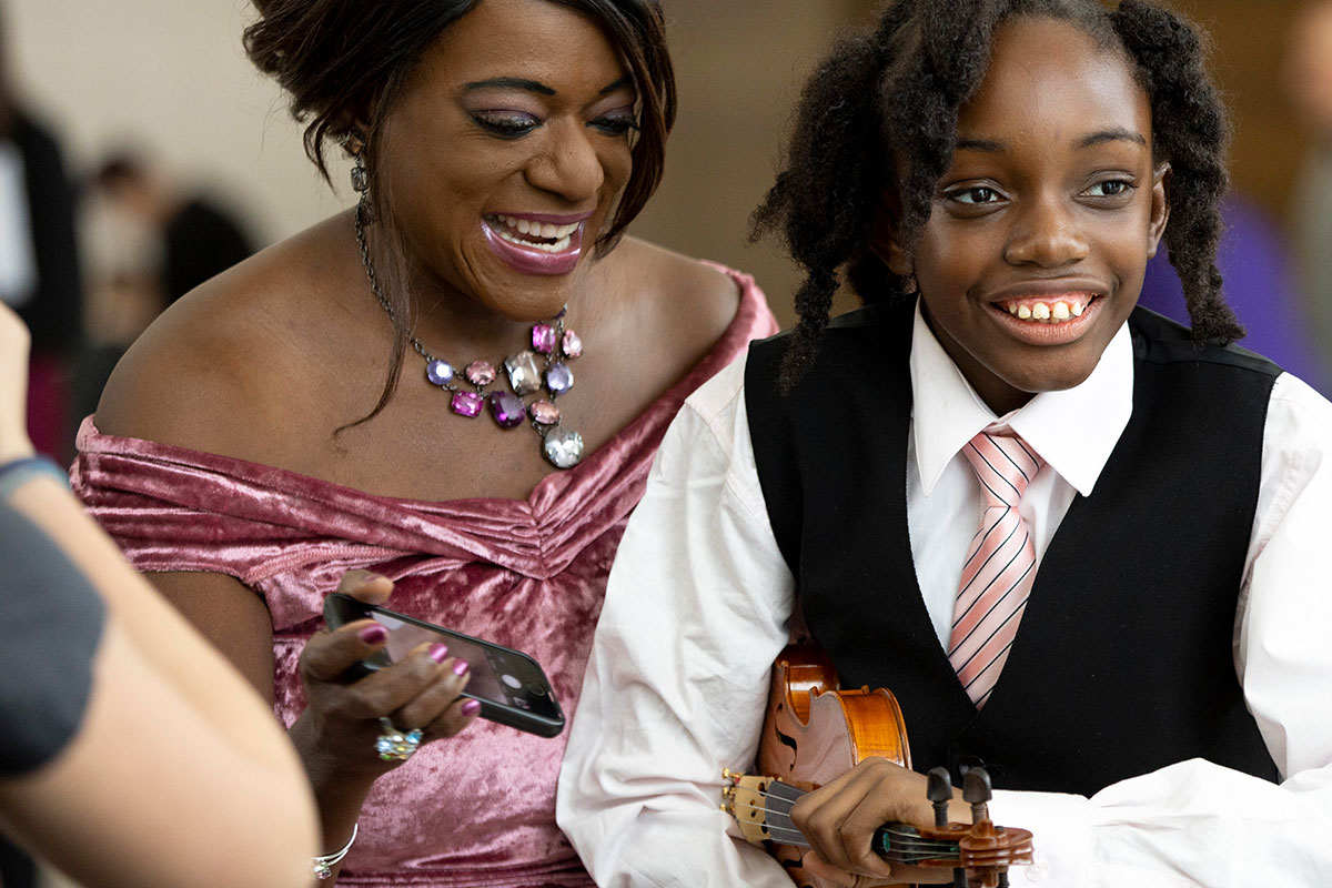 La DSO ofrece educación musical y programación especial.