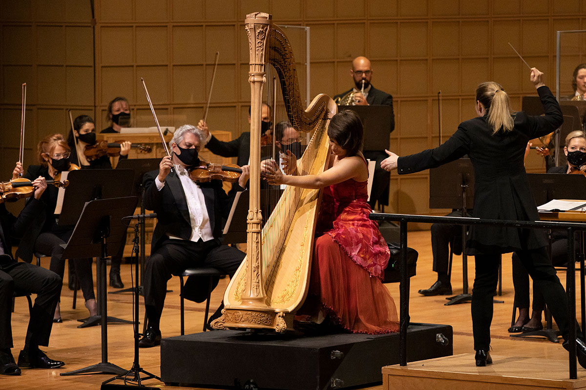 Los músicos de la Sinfónica de Dallas toman el escenario en el Meyerson.