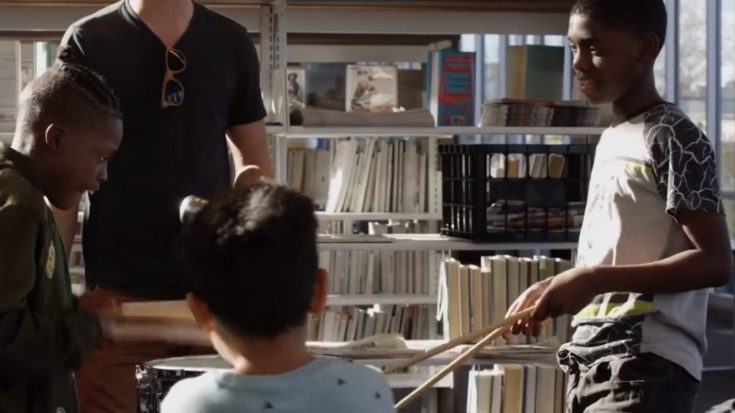 Los estudiantes y el representante de la DSO tocando instrumentos en la biblioteca como parte de nuestra residencia en el sur de Dallas