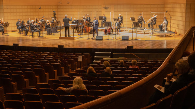 El público ve a la Orquesta Sinfónica de Dallas en el escenario