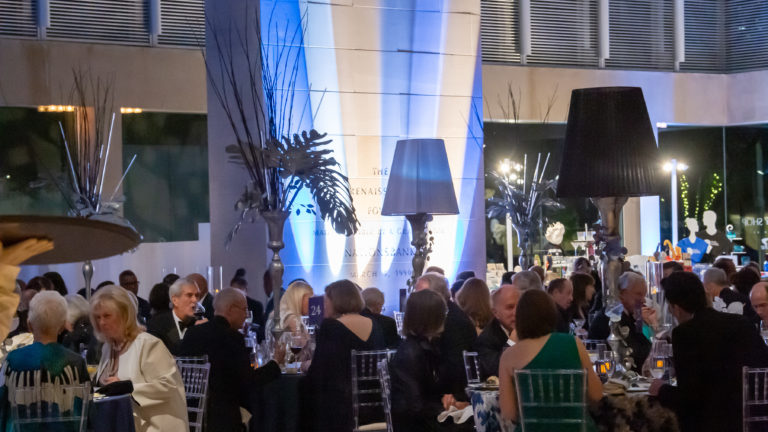 Gala 2021: Guests seated at tables for dinner
