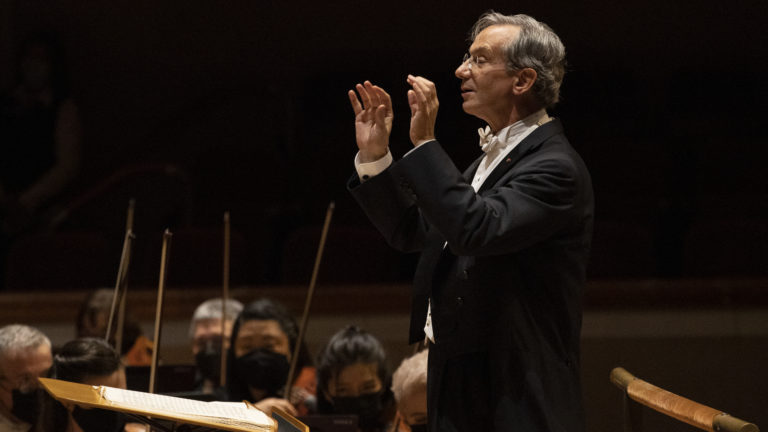 Gala 2021: Fabio Luisi dirigiendo