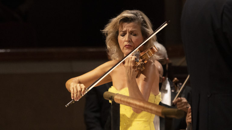 Gala 2021: Anne-Sophie Mutter tocando el violín en el escenario