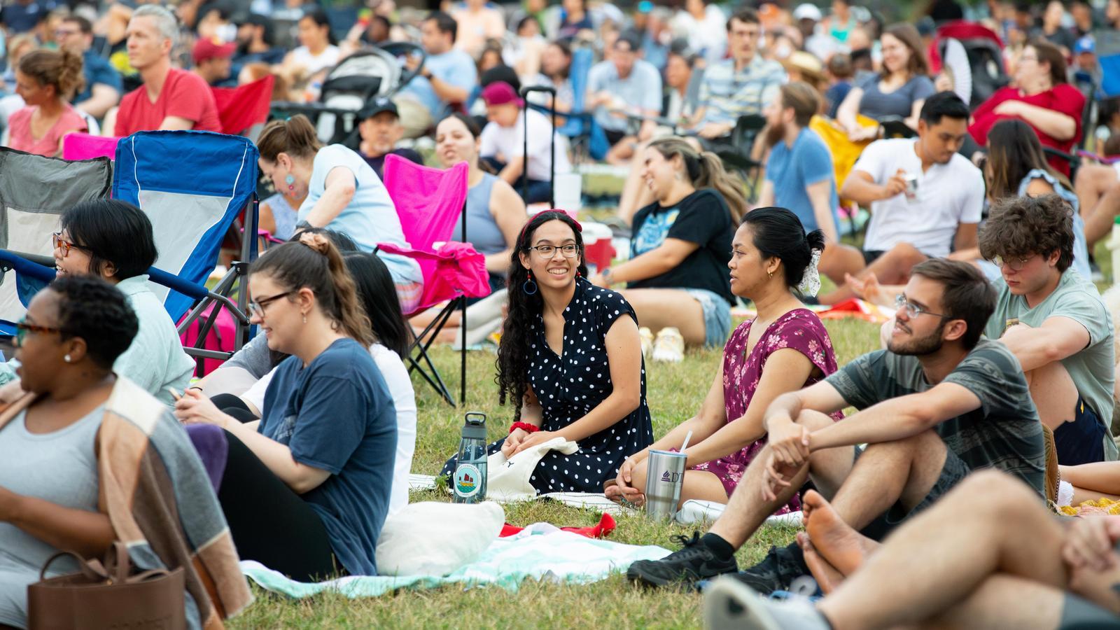 Vecinos disfrutando de la serie de conciertos de la DSO en Exall Park
